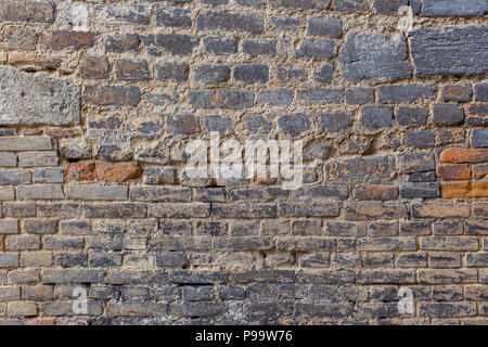 Alte Mauer mit verschiedenen Ziegel Größe Stockfoto