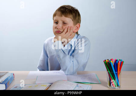 Junge Schüler traurig in der Schule Schreibtisch sitzen in der Schule Stockfoto