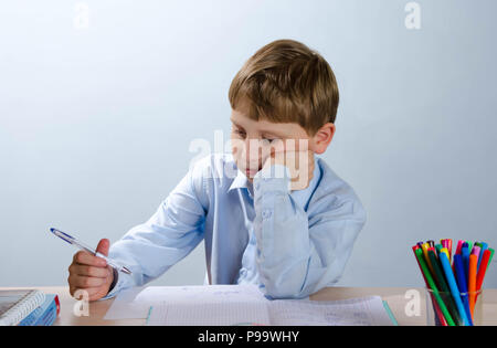 Junge Schüler traurig in der Schule Schreibtisch sitzen in der Schule Stockfoto