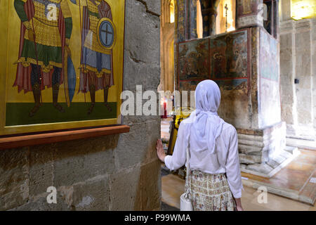 Mtskheta, Georgien - 05 JULE 2018: Leben in das Innere der Kathedrale Sweti Cchowell Mccheta Stockfoto