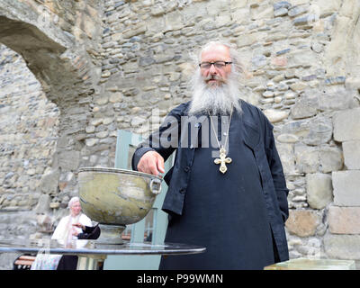 Mtskheta, Georgien - 05 JULE 2018: Der Priester von der georgisch-orthodoxen Kirche segnet Gläubige vor dem Zugriff auf die sweti CChowell cathedrl Stockfoto