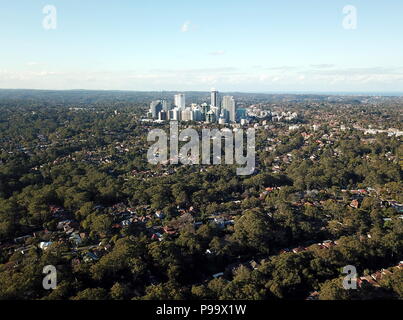 Luftaufnahme von Chatswood CBD in der Nordseite von Sydney mit Financial District Wolkenkratzer von Nationalparks, Busch, Wald umgeben. Stockfoto