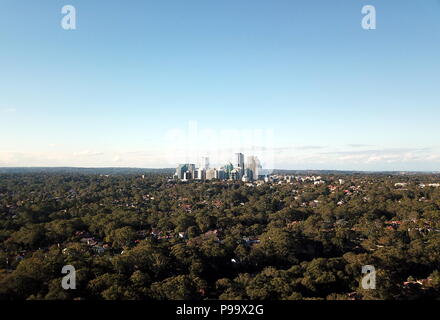 Luftaufnahme von Chatswood CBD in der Nordseite von Sydney mit Financial District Wolkenkratzer von Nationalparks, Busch, Wald umgeben. Stockfoto