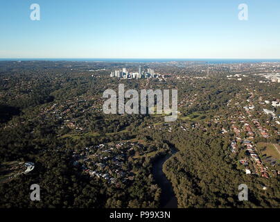 Luftaufnahme von Chatswood CBD in der Nordseite von Sydney mit Financial District Wolkenkratzer von Nationalparks, Busch, Wald umgeben. Stockfoto