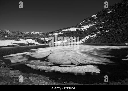 St. Gotthard Pass, Passo del S. Gottardo, Gotthardpass, Schweiz. Juni 2018 Gletschersee am Gipfel des St Gotthard Berg. Stockfoto