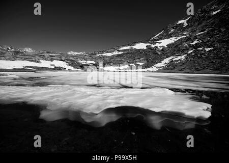 St. Gotthard Pass, Passo del S. Gottardo, Gotthardpass, Schweiz. Juni 2018 Gletschersee am Gipfel des St Gotthard Berg. Stockfoto