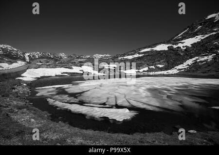 St. Gotthard Pass, Passo del S. Gottardo, Gotthardpass, Schweiz. Juni 2018 Gletschersee am Gipfel des St Gotthard Berg. Stockfoto