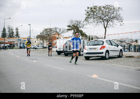 Portugal, Setubal, 8. April 2018: Triathlon Wettkämpfe. Professionelle triathlonists beteiligen sich am Wettbewerb. Etappe Stockfoto