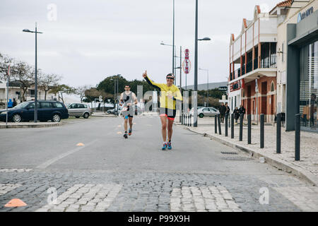 Portugal, Setubal, 8. April 2018: Triathlon Wettkämpfe. Professionelle triathlonists beteiligen sich am Wettbewerb. Etappe Stockfoto