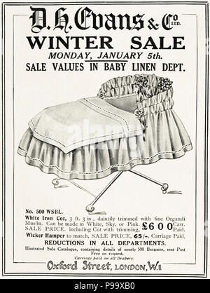 1920er Jahre alten Vintage original advert Werbung winter Verkauf von Babys ein Babybett von DH Evans & Co. Ltd, Oxford Street London England UK in Englisch Magazin ca. 1924 Stockfoto