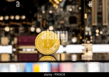 Golden bitcoin vor einem Motherboard dynamisch in die bitcoin Konzept für Crypto Währung gezoomt Stockfoto