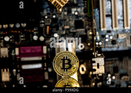 Golden bitcoin vor einem Motherboard dynamisch in die bitcoin Konzept für Crypto Währung gezoomt Stockfoto