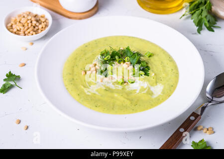Zucchini Creme Suppe mit Kräutern und Pinienkernen. Diät essen, fleischlose Gerichte. Stockfoto