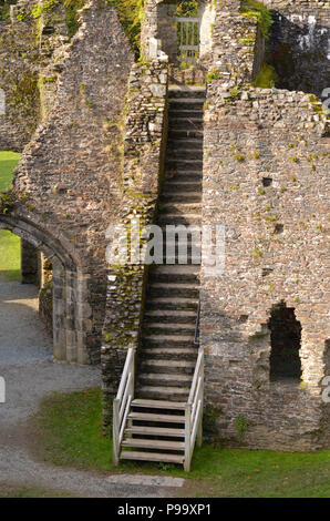 Schloss Schritte vor der Attika an Restormal Schloss, in Cornwall. Stockfoto