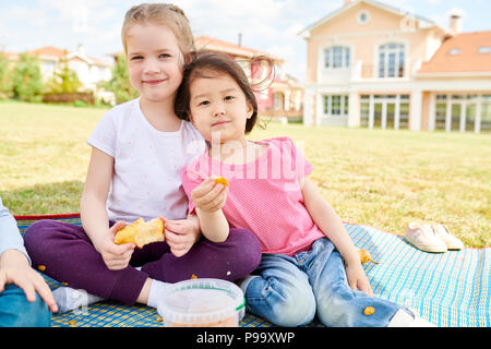 Mädchen mit Picknick im Freien Stockfoto