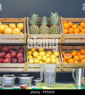 Frische Früchte in Kisten an der Saftbar Stockfoto