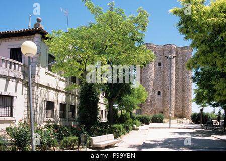 CASTILLO DE NÄHE DE SALVANES. FORTALEZA DE LA ORDEN MILITAR DE SANTIAGO. MADRID, ESPAÑA. Stockfoto