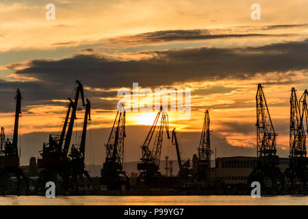 Krane Silhouette in der Varna Hafen bei Sonnenuntergang Stockfoto