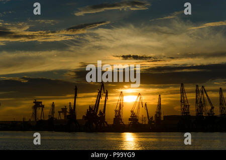 Krane Silhouette in der Varna Hafen bei Sonnenuntergang Stockfoto