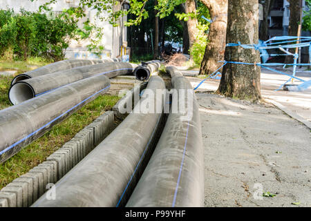 Wasserpfeife in einer Baustelle in der Mitte der Strasse Stockfoto