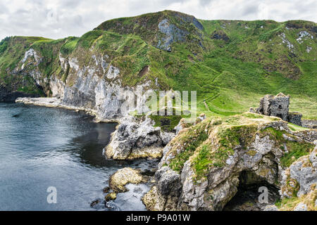 Thi ist Kinbane Schloss, das auf einer kleinen Halbinsel, von Klippen, ragen in den Atlantischen Ozean in der Nähe von Ballycastle in gebaut wurde noch Stockfoto