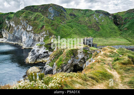 Thi ist Kinbane Schloss, das auf einer kleinen Halbinsel, von Klippen, ragen in den Atlantischen Ozean in der Nähe von Ballycastle in gebaut wurde noch Stockfoto