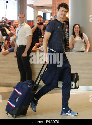 Benjamin Pavard der französischen Fußball-Nationalmannschaft trifft im Flughafen Sheremetyevo Moskau für Ihre Flug zurück nach Frankreich. Stockfoto