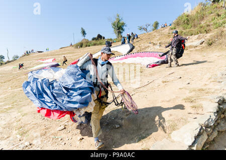 Gleitschirme vorbereiten für Take-off von Sarangkot Hill, Pokhara, Nepal Stockfoto