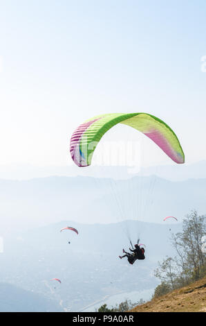 Tandemflug Paragliding vom Sarangkot Hill, Pokhara, Nepal Stockfoto