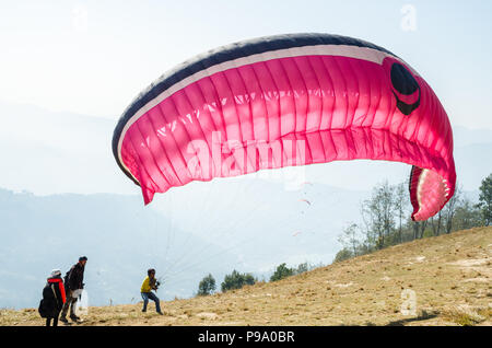 Gleitschirme vorbereiten für Take-off von Sarangkot Hill, Pokhara, Nepal Stockfoto