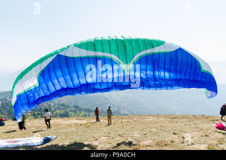 Gleitschirme vorbereiten für Take-off von Sarangkot Hill, Pokhara, Nepal Stockfoto