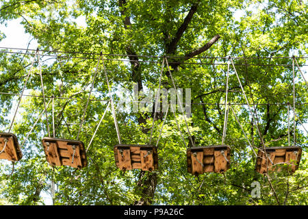 Holzklötze Pfad in Abenteuer Spielplatz, Low Angle View zwischen Bäumen Stockfoto