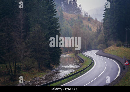 Straße 56 in der Nähe von Bila Dorf in Mährisch-schlesien, Mährische Schlesischen Beskiden in der Tschechischen Republik Stockfoto