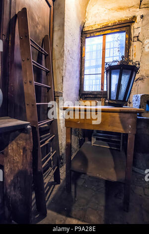 Einige Möbel in einem Labor der alte Apotheke und Apotheke "Farmacia di S. Maria della Scala' in Piazza della Scala im Viertel Trastevere, Rom, Italien Stockfoto