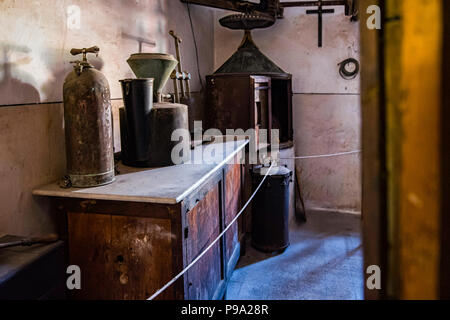 Arbeiten in einem Labor der alte Apotheke und Apotheke "Farmacia di S. Maria della Scala' in Piazza della Scala im Viertel Trastevere, Rom, Italien Stockfoto