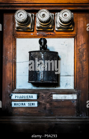 Maschine Pillen in einem Labor der alte Apotheke und Apotheke "Farmacia di S. Maria della Scala' in Piazza della Scala im Viertel Trastevere, Rom, Italien Stockfoto