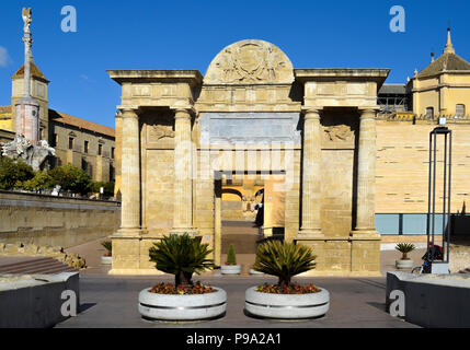 Puerta del Puente - Die Brücke Tor in Cordoba, Spanien Stockfoto