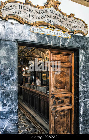 Der Eingang der alten Apotheke und Apotheke "Farmacia di S. Maria della Scala' in Piazza della Scala im Viertel Trastevere, Rom, Italien Stockfoto