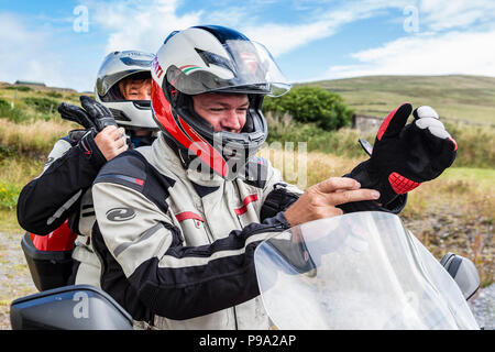 Älteres Paar, leistungsstarke Motorrad, Ducati Multistrada 1200 Stockfoto