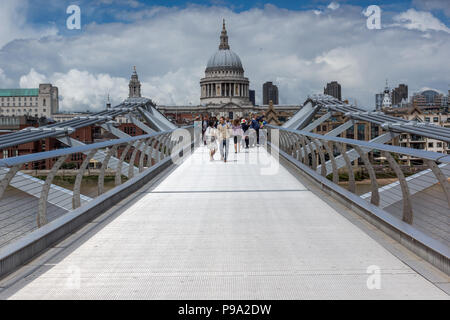 LONDON, ENGLAND - 15. JUNI 2016: St. Paul's Cathedral, Millennium Bridge, London, England, Großbritannien Stockfoto