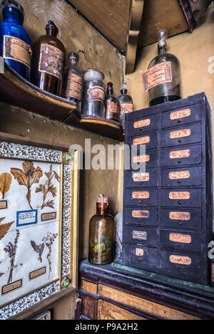 Eine Ecke des hinteren Raum der Eingangshalle des alten Apotheke und Apotheke "Farmacia di S. Maria della Scala' in Piazza della Scala im Viertel Trastevere, Rom, Italien Stockfoto