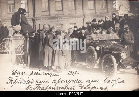 Die Tage der Revolution. Controlling ein Eingang zu dem Taurischen Palais. Museum: Staatliche Russische Film und Foto Archiv, Krasnogorsk. Stockfoto