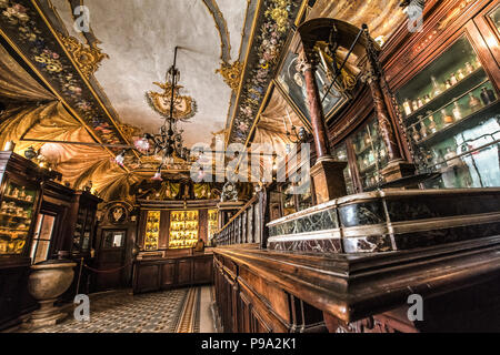 Schreibtisch, Decke, Schränke und Möbel der wichtigsten Halle der alte Apotheke und Apotheke "Farmacia di S. Maria della Scala' in Piazza della Scala im Viertel Trastevere, Rom, Italien Stockfoto