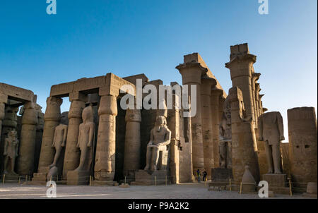 Ramses II. große Hof mit Papyrus Spalten in der Kolonnade und kolosse Figuren, Tempel von Luxor, Luxor, Ägypten, Afrika Stockfoto