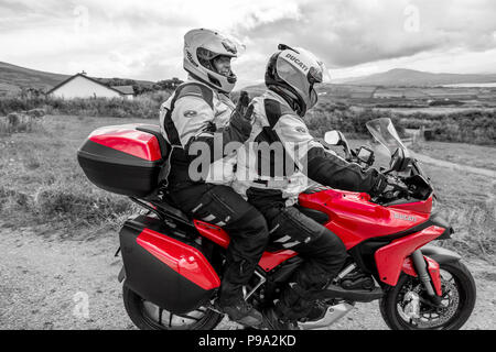 Älteres Paar, leistungsstarke Motorrad, Ducati Multistrada 1200 Stockfoto