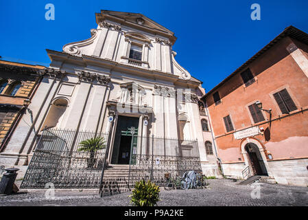 Piazza della Scala, mit dem Gesicht von der Kirche Santa Maria della Scala auf der linken und der alten Apotheke Santa Maria della Scala auf der rechten Seite, im Viertel Trastevere, Rom, Italien Stockfoto