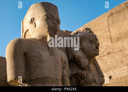 Kolosse sitzenden Figuren von Ramses II. und Frau, Tempel von Luxor, Luxor, Ägypten, Afrika Stockfoto