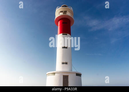 Nahaufnahme von "Weit del Fangar" Leuchtturm. In Naturpark Delta de l'Ebre, Tarragona, Katalonien. Stockfoto