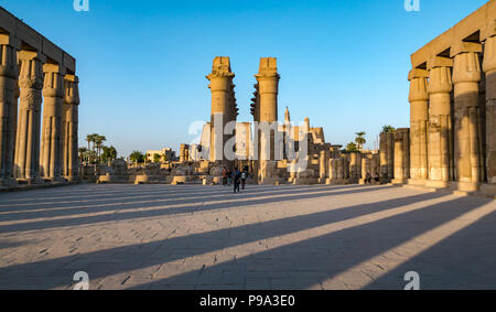 Touristen im Tempel des Amon, Gericht des Amenhotep III., 1402-1364 v. Chr. Säulenhof, Tempel von Luxor, Luxor, Ägypten, Afrika Stockfoto