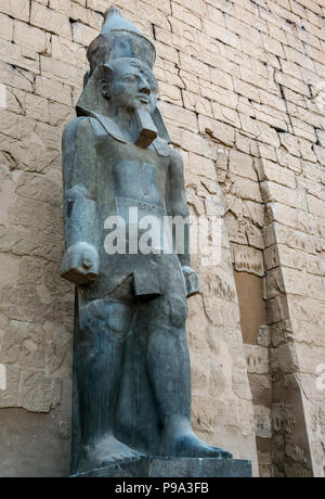 Kolosse Abbildung von Ramses II. am Eingang äußere Pylon, Tempel von Luxor, Luxor, Ägypten, Afrika Stockfoto
